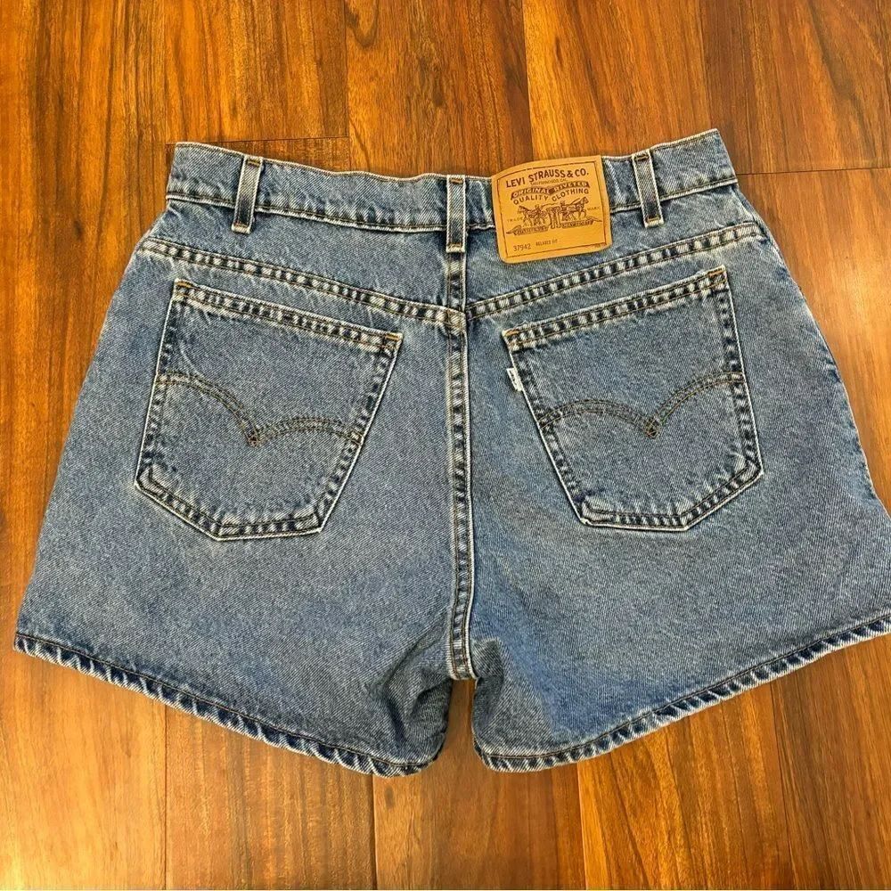 Levi’s vintage 90’s white tab denim shorts